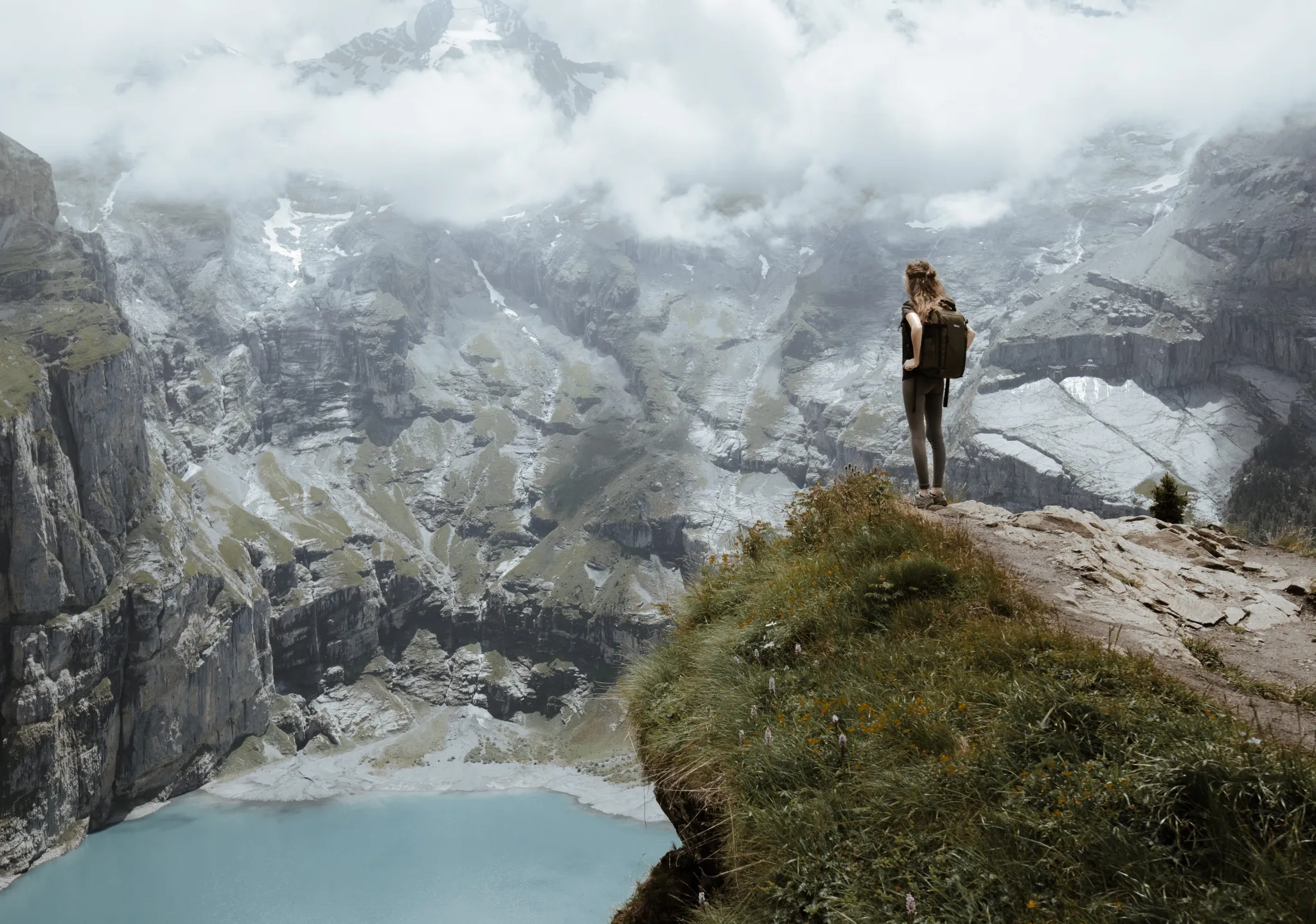 Anna contemplando un paisaje de montaña