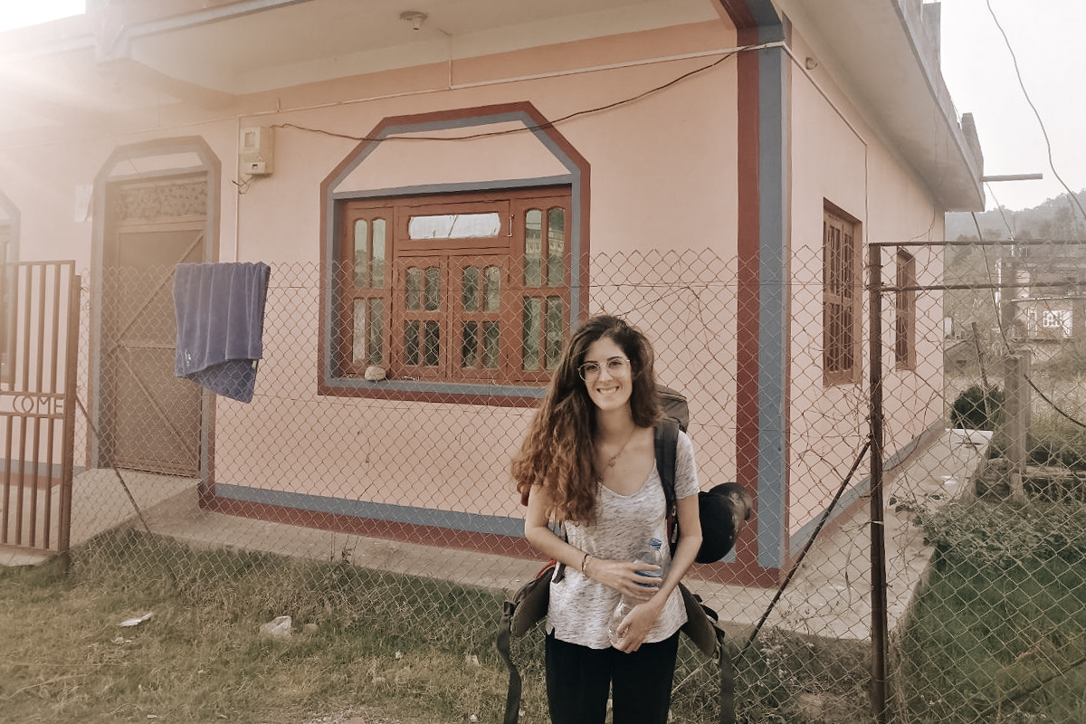 Anna llegando a la casa de voluntarios en Bastipur