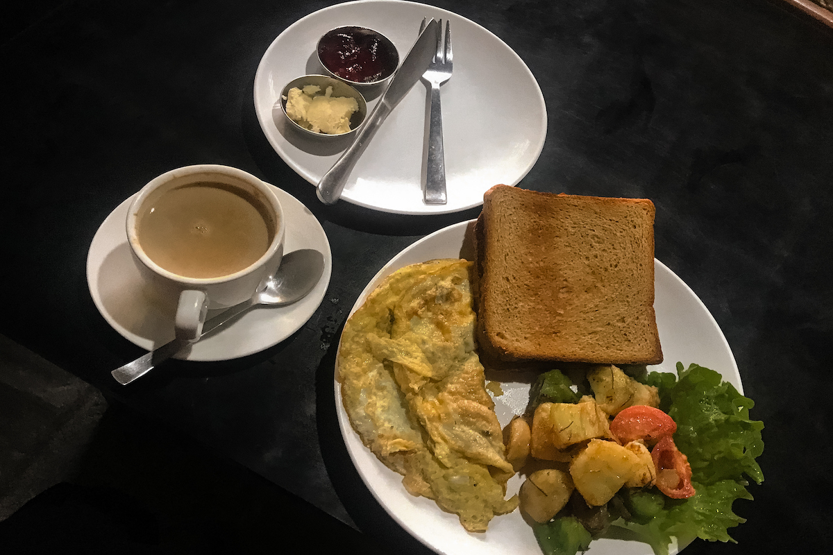 Desayuno en Katmandú antes de salir hacia Hetauda