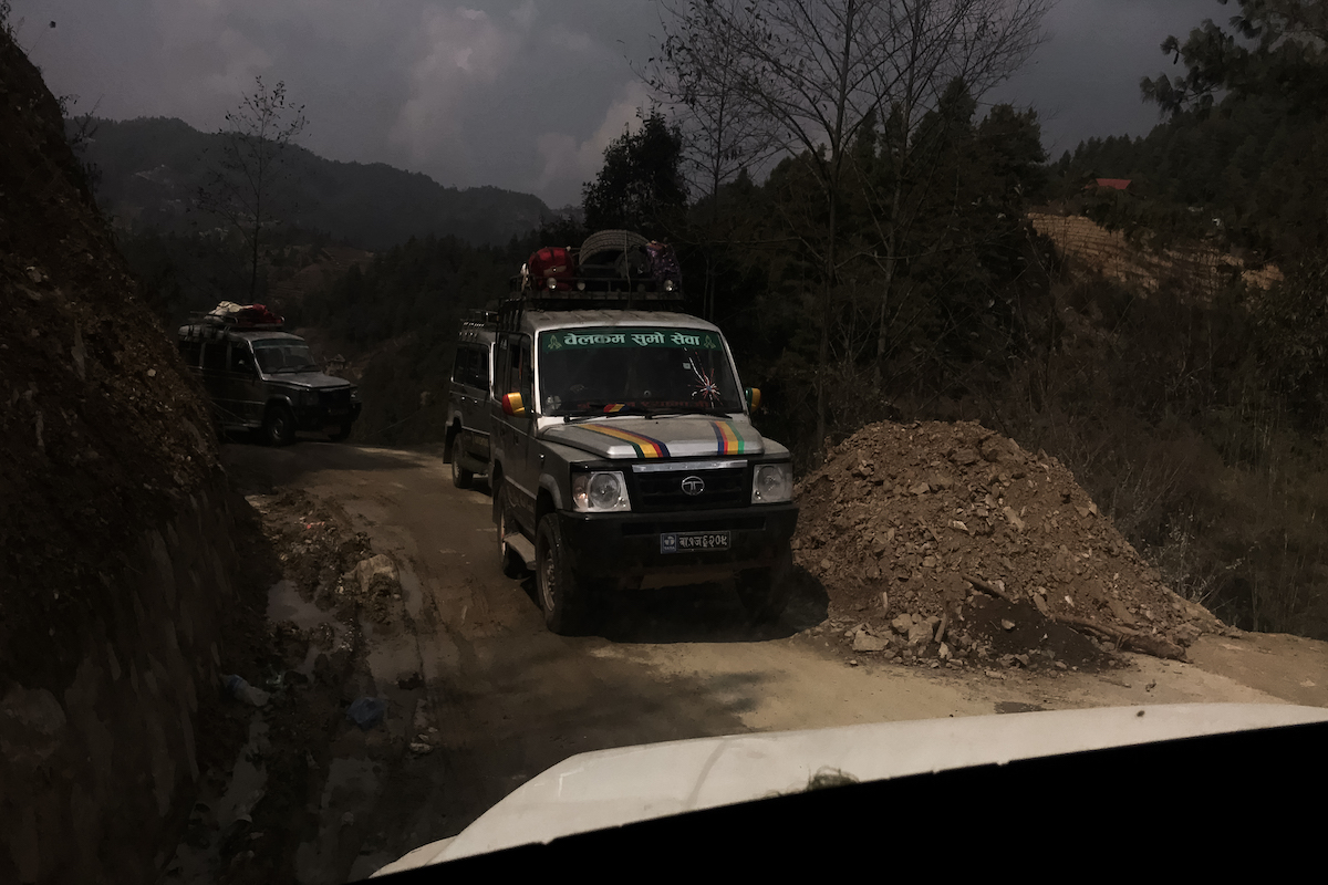 Jeeps circulando por la carretera de montaña hacia Hetauda