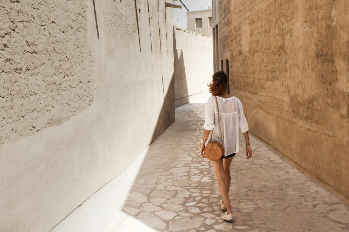 Anna en las calles de la ciudad antigua de Dubái
