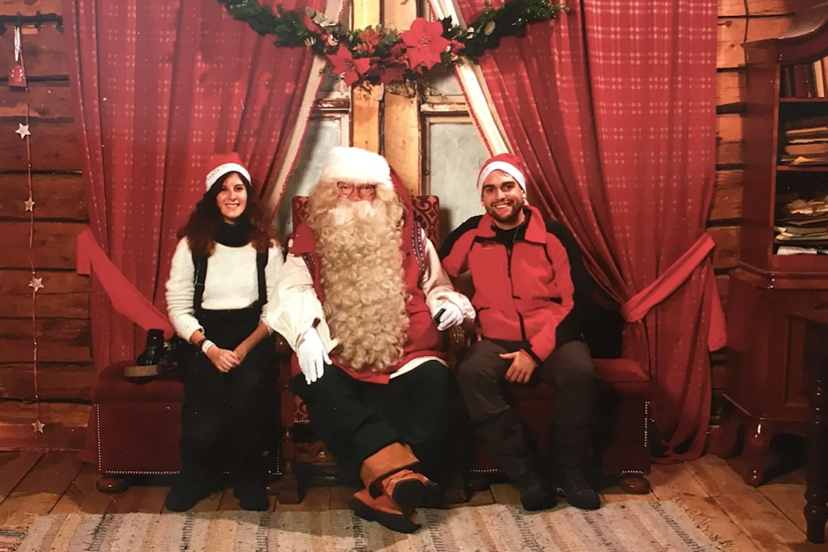 Anna y Alex junto a Santa Claus en Laponia, Finlandia