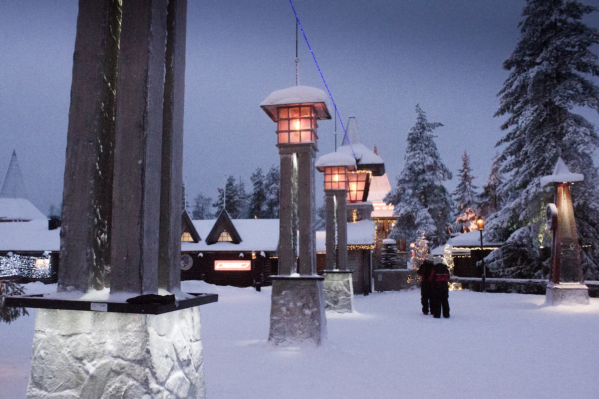 Línea circulo polar ártico en Santa Claus Village, Rovaniemi
