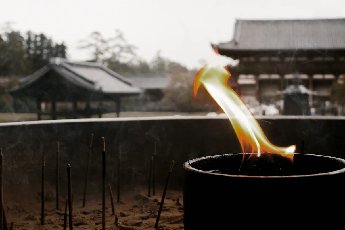 Quemador de incienso en un templo de Nara en Japón