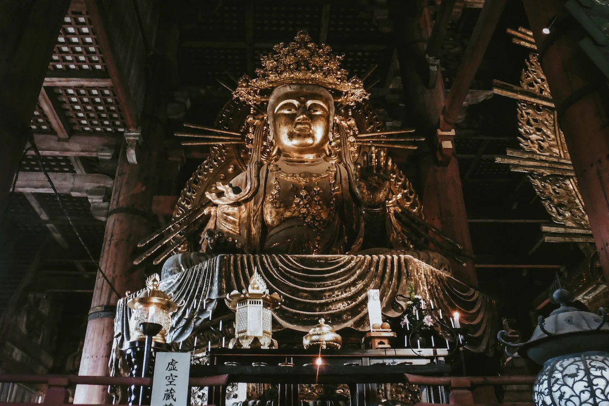 Buda de oro dentro de un templo de Nara, en Japón