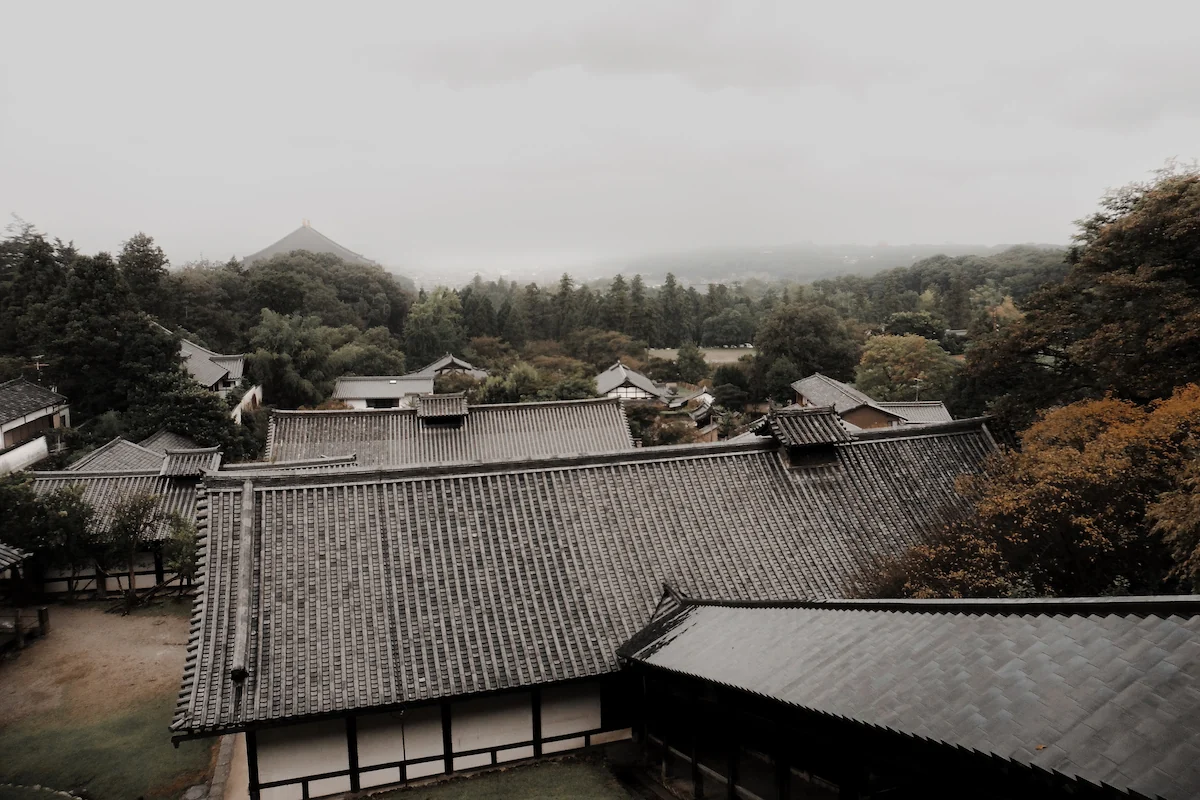 Vistas de la ciudad de Nara desde la cima del templo Ningatsu-Do, en Japón