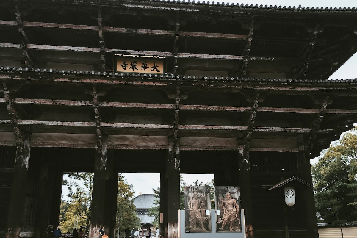 Puerta Nandai Mon en la ciudad de Nara, en Japón