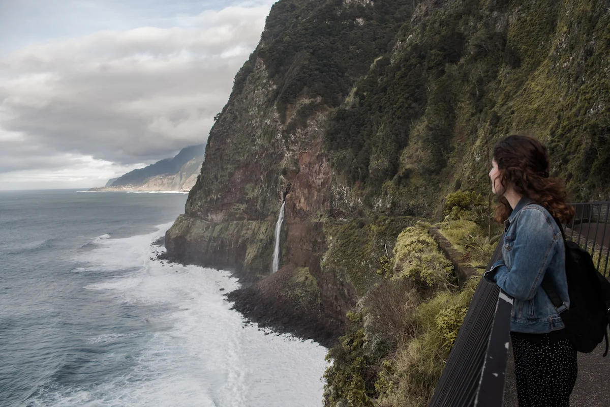 Anna en el mirador Veu da Noiva en el norte de Madeira.