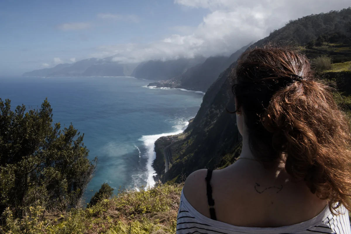 Anna en el mirador de Ribeira da Janela en el norte de Madeira.