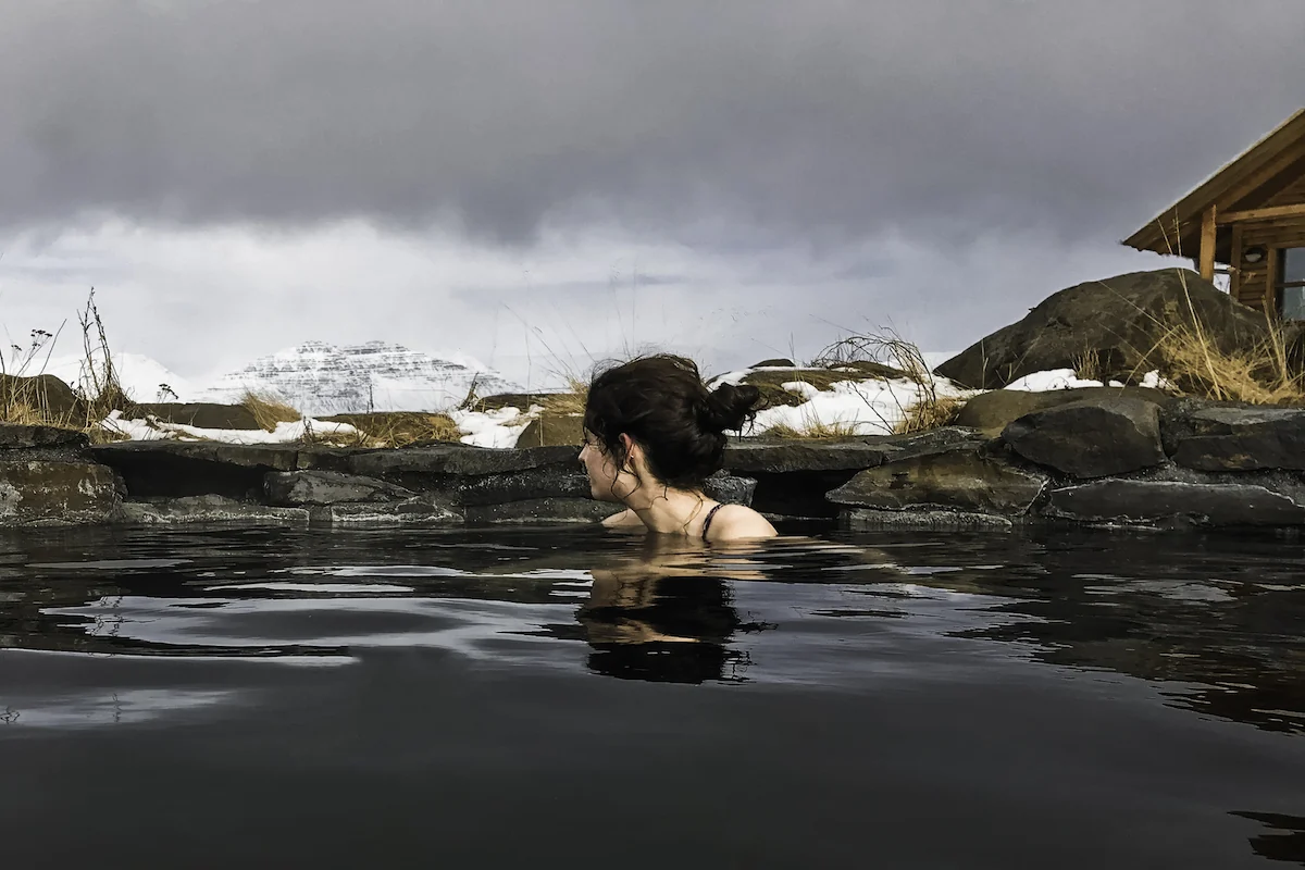 Anna en un pozo termal en el norte de Islandia
