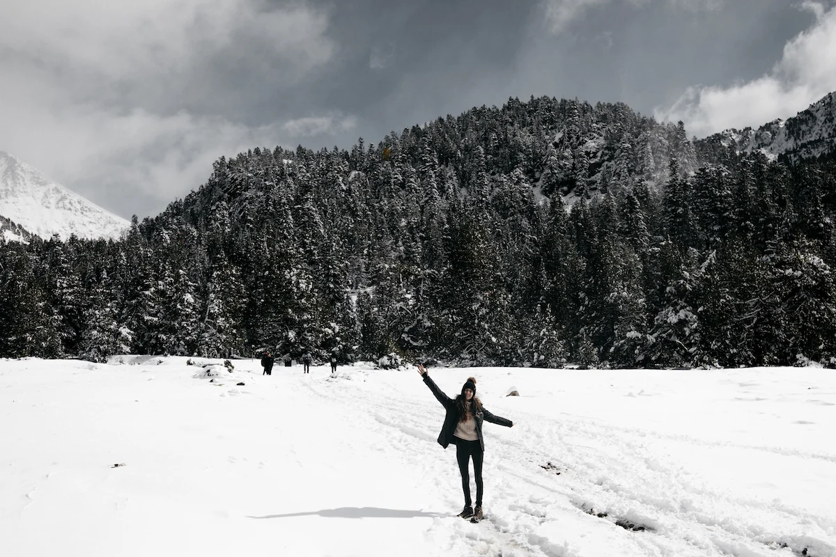 Anna de camino a l'Estany Llong des del Planell d'Aigüestortes, La Val d'Aran