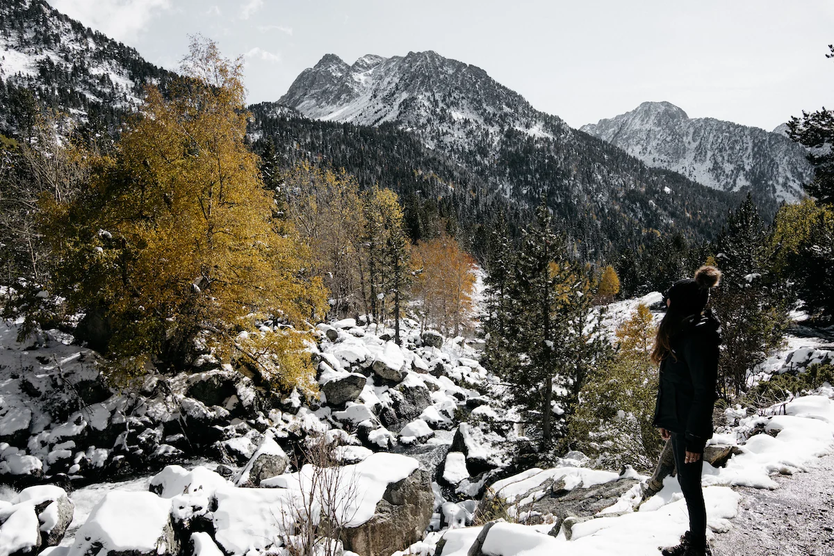 Anna de camino a l'Estany Llong des del Planell d'Aigüestortes, La Val d'Aran