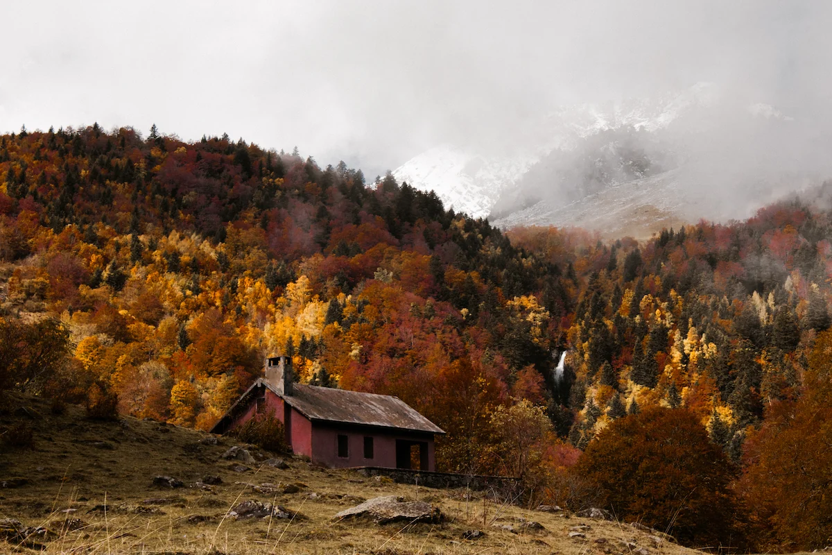 Refugio en l'Artiga de Lin en otoño, la Val d'Aran