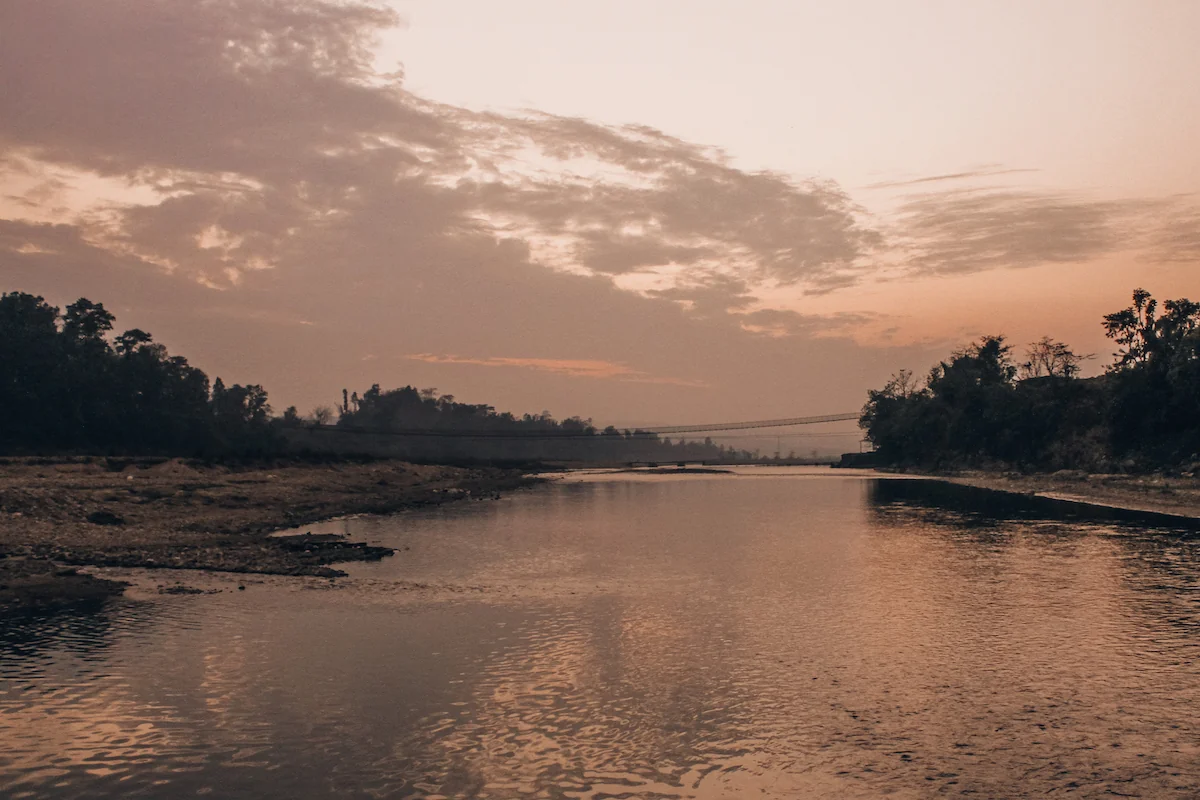 Atardecer en el río de Bastipur, Nepal