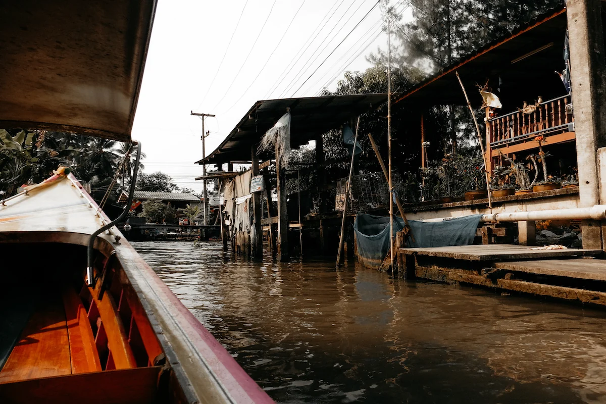 Barca recorriendo los canales de Ratchaburi hasta Damnoen Saduak, Tailandia