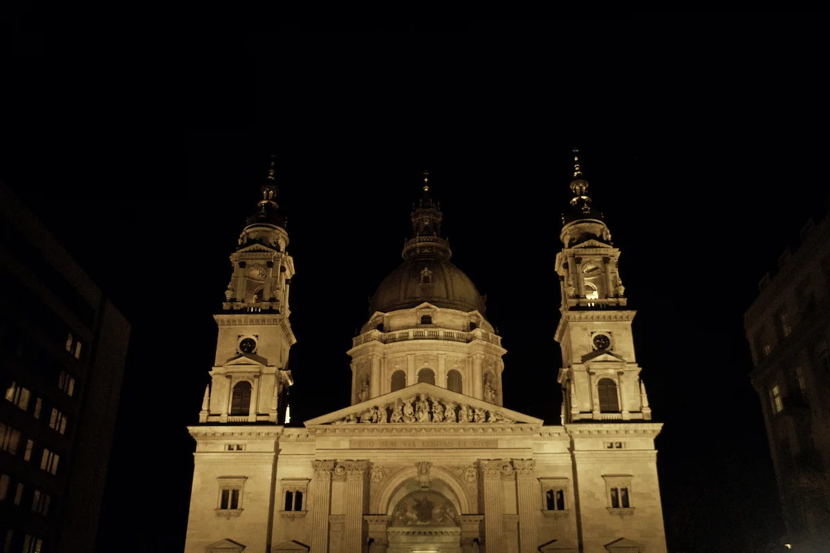 Catedral de Budapest de noche, Hungría