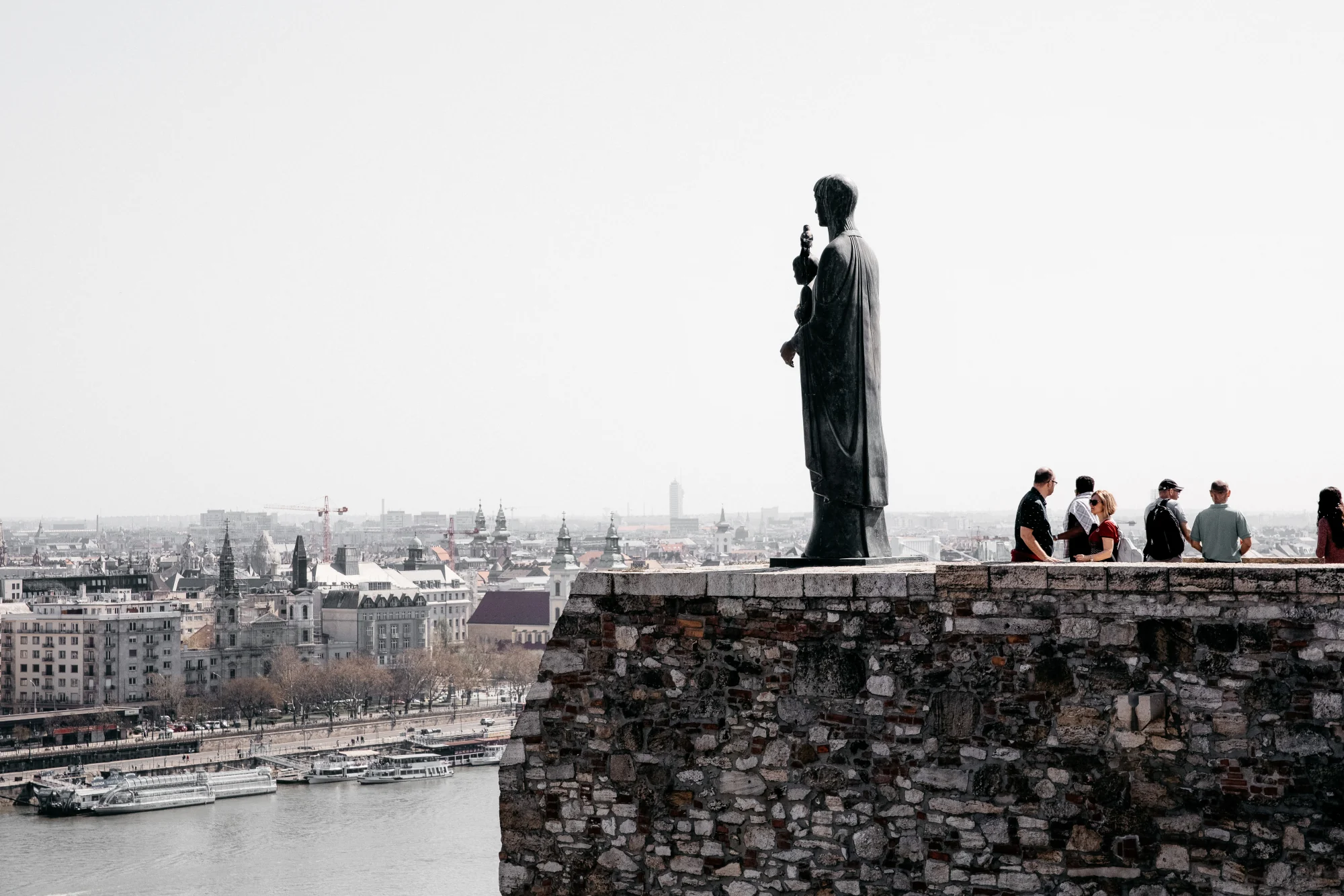 Estatua en la cima del castillo de Buda en Budapest, Hungría