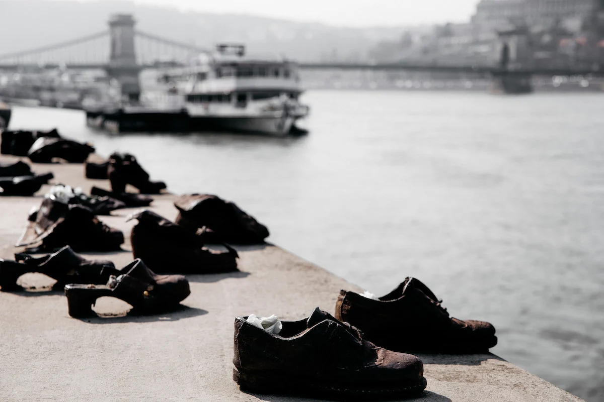 Monumento zapatos del Danubio y puente de las cadenas en el fondo, Budapest