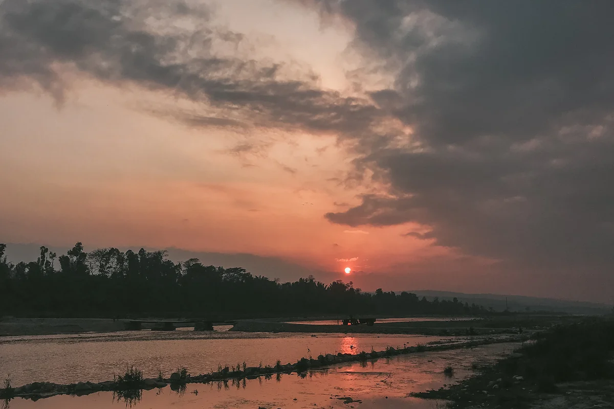 Atardecer en el río de Bastipur, Nepal