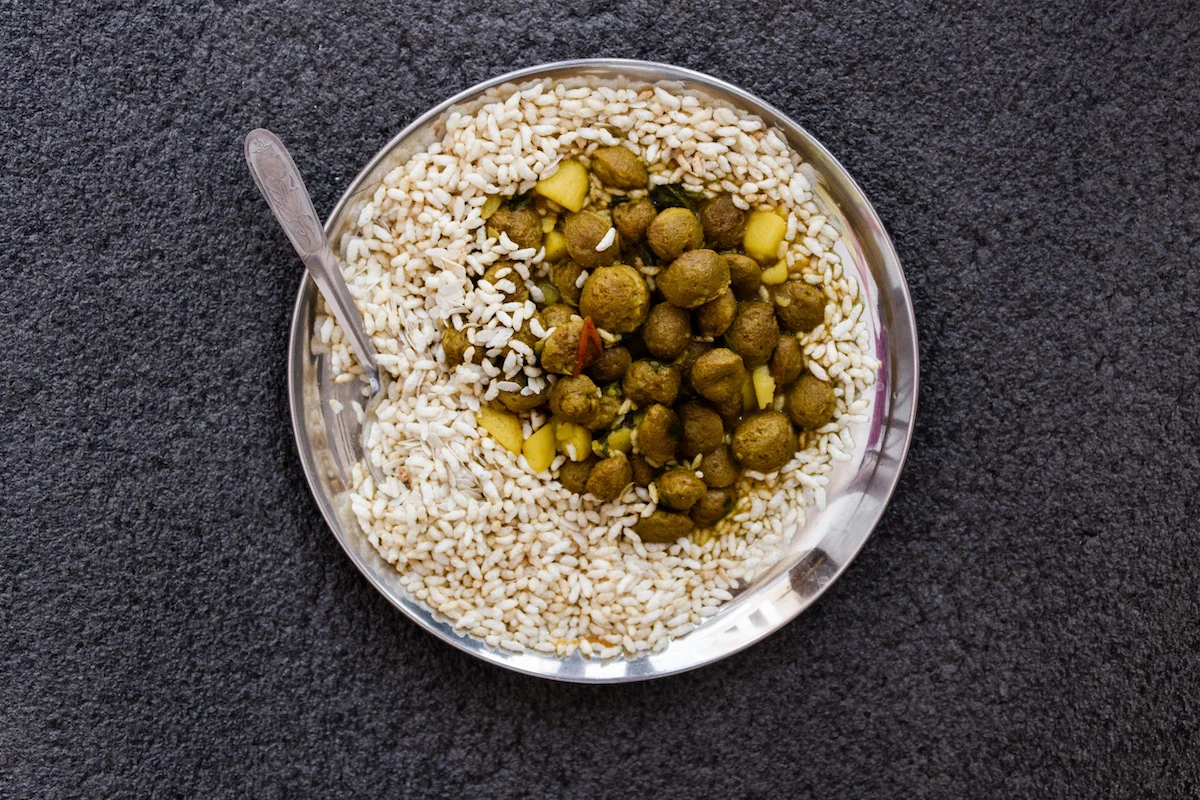 Arróz hinchado con bolas de soja, comida nepalí
