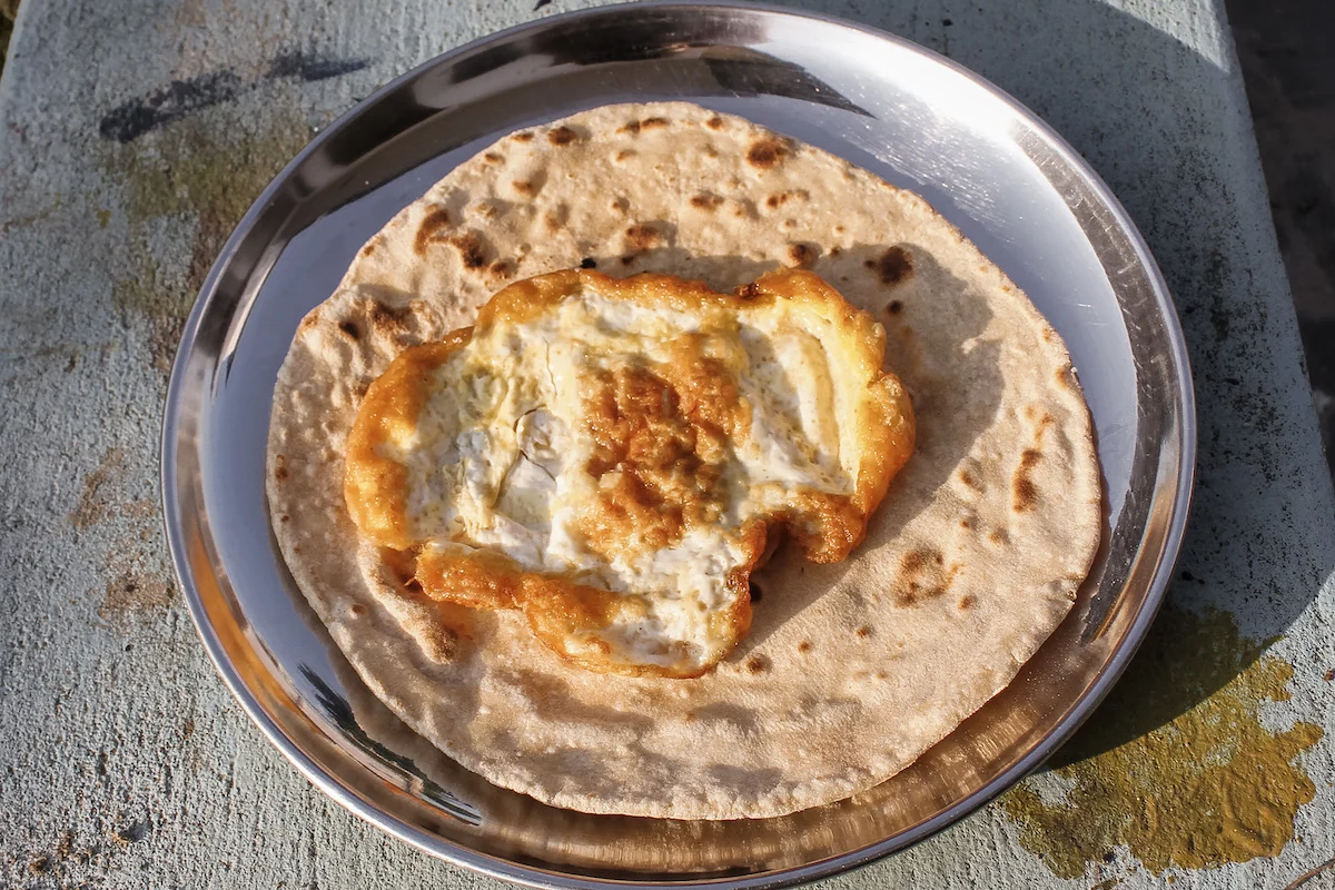 Rotti con tortilla, desayuno nepalí