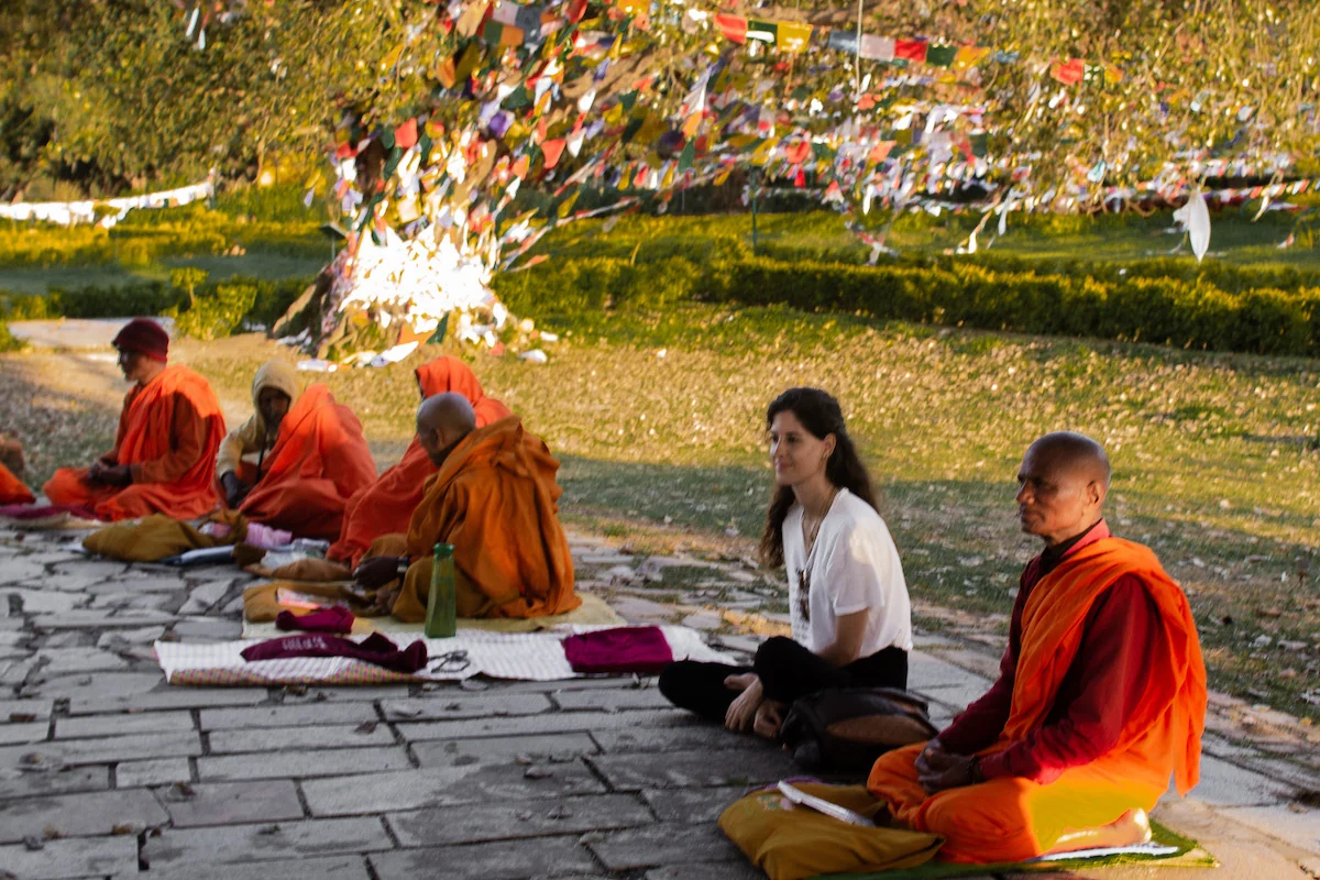 Anna con los monges budistas en Lumbini, Nepal