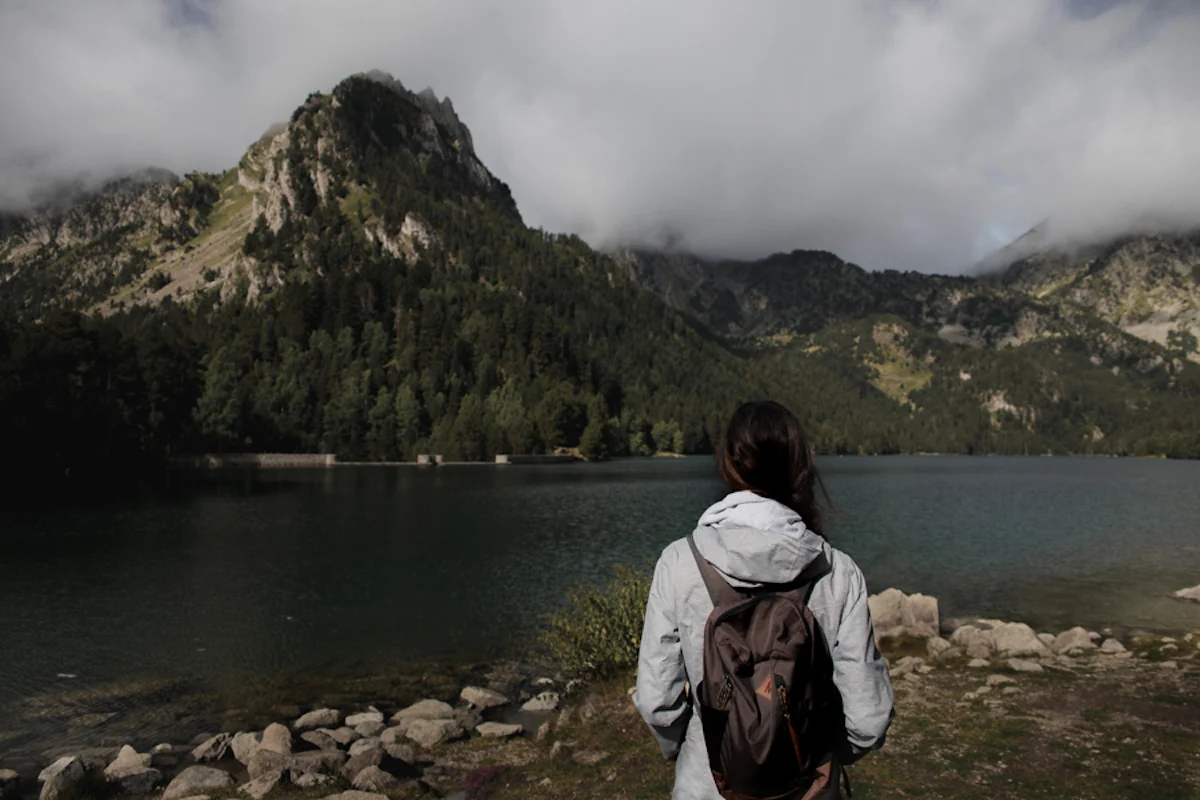 Anna frente al estany de sant maurici, val d'aran
