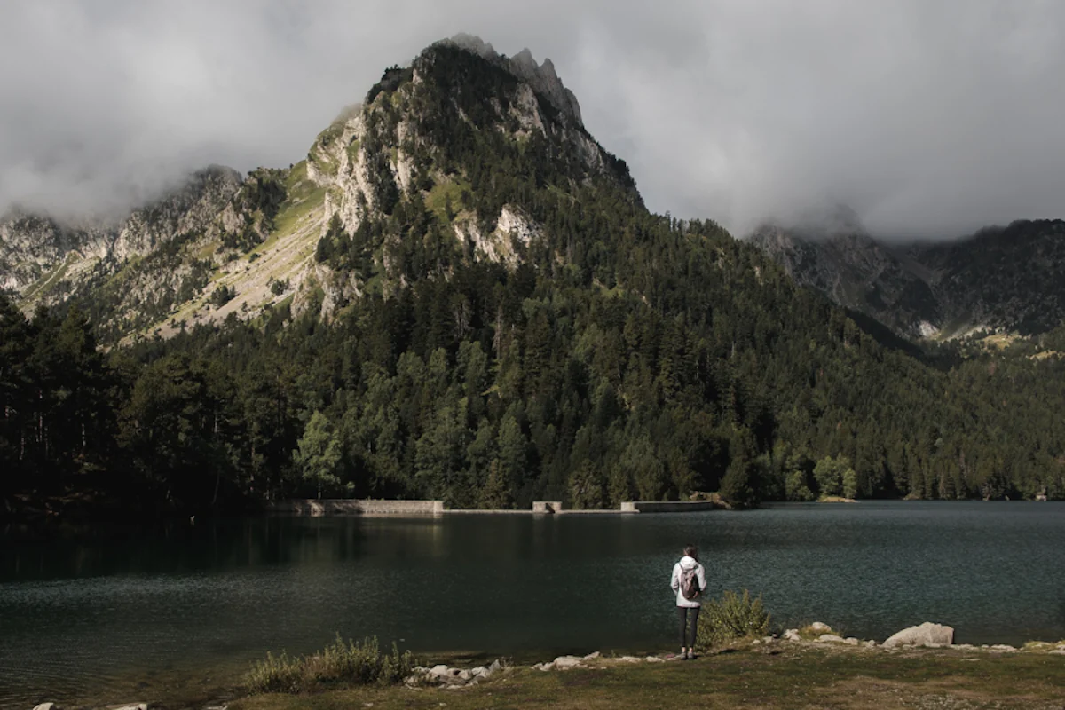 Anna en el estany de Sant Maurici, la Val d'Aran