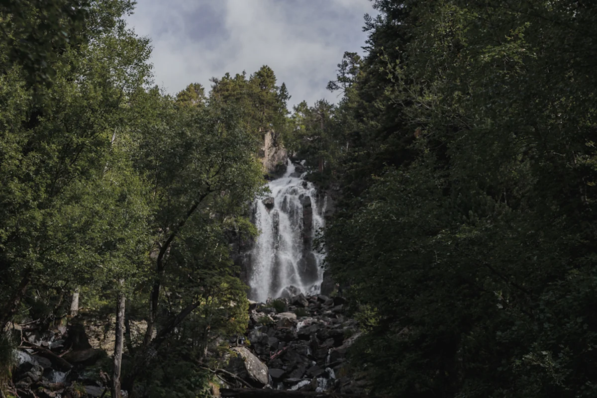 cascada de ratera en aiguestortes, la val d'aran