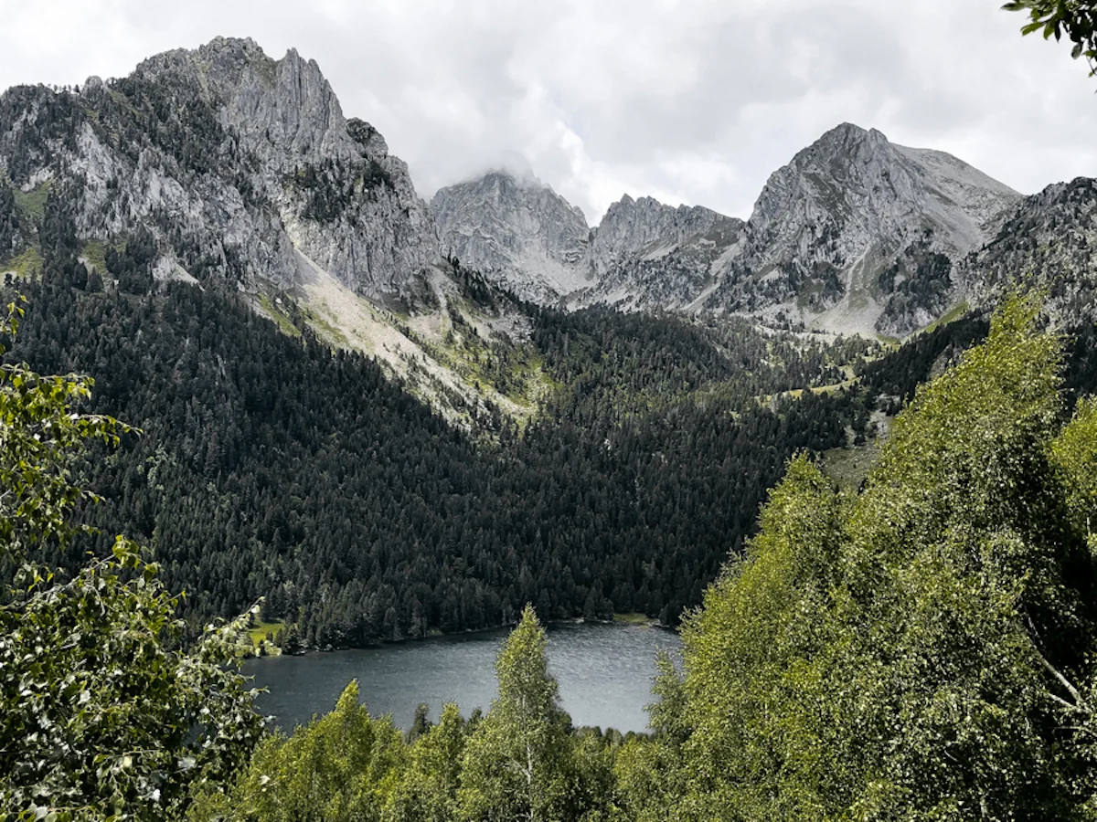 estany de sant maurici entre montañas en el parc d'aiguestortes i l'estany de sant maurici