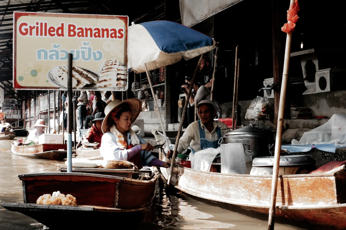 Barquitas en el mercado flotante damnoen saduak de tailandia