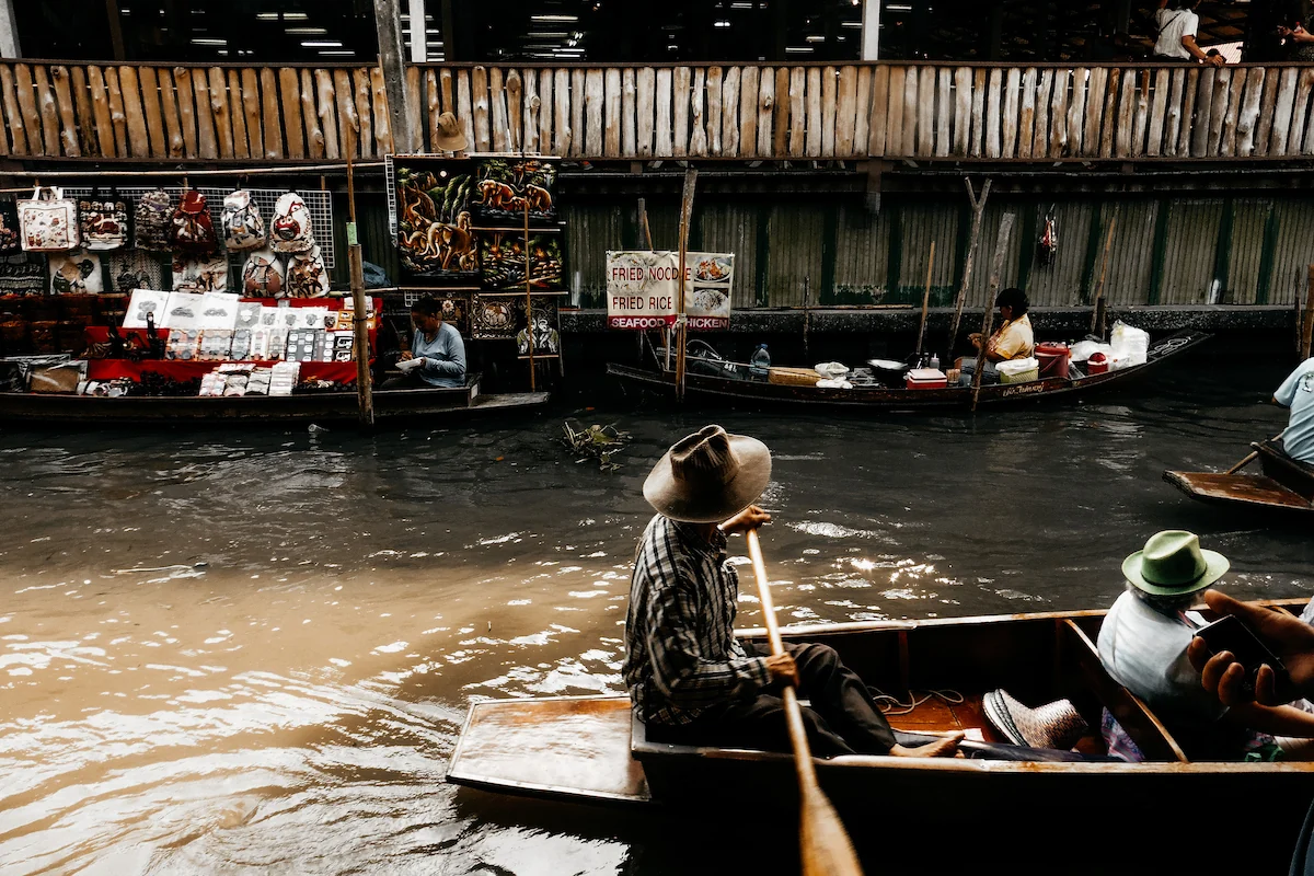 Barquitas en el mercado flotante damnoen saduak de tailandia