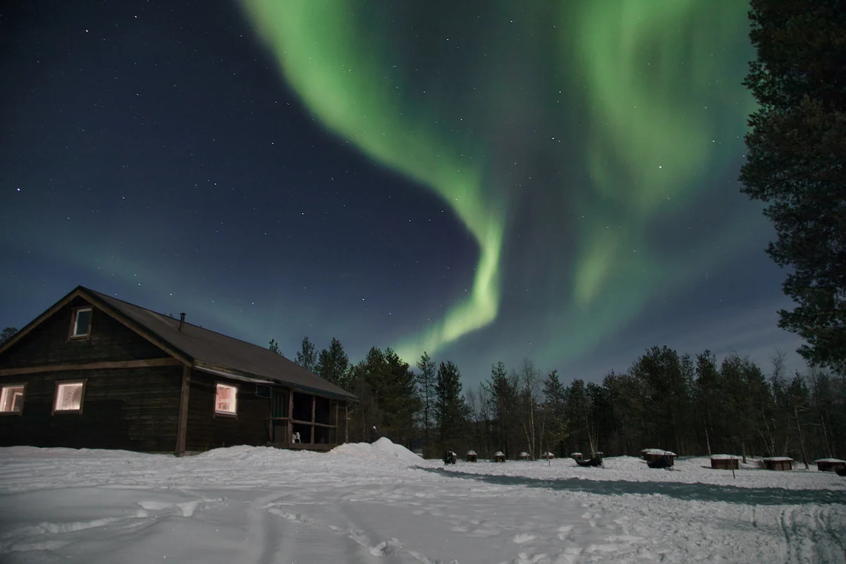 Cabaña en el bosque bajo la Aurora Boreal, Finlandia | Descubriendo el mundo con Anna