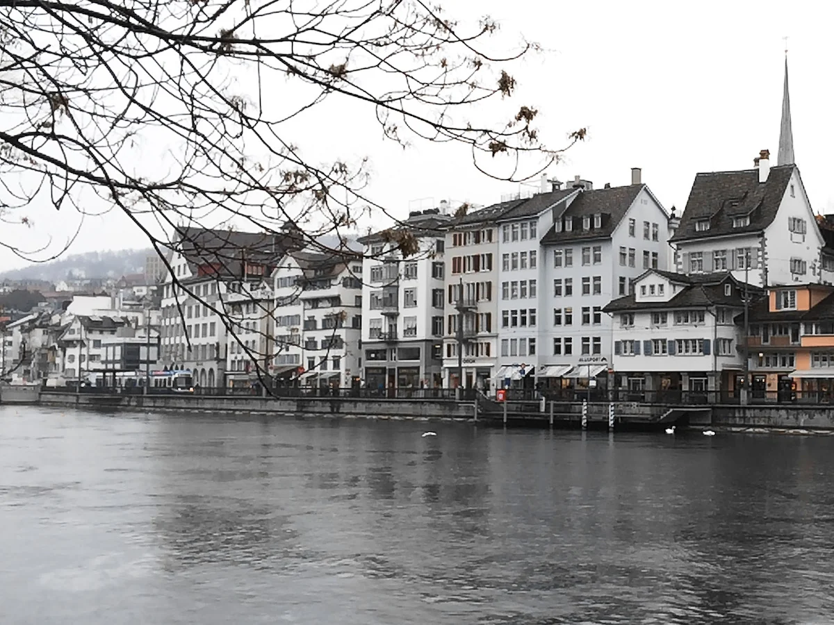 Alojamiento en Zúrich y casas junto al río