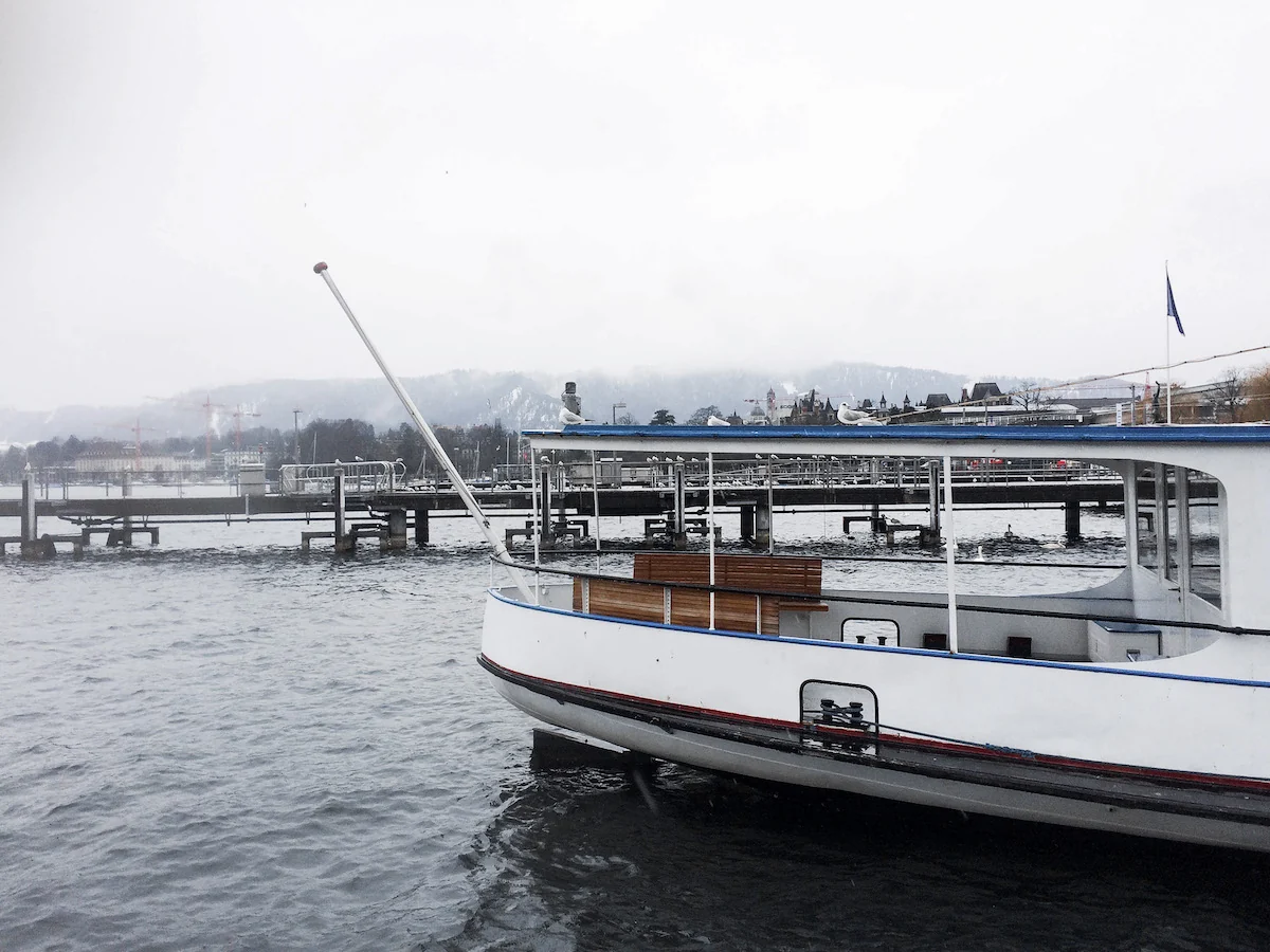 Vista del lago de Zurich con barca