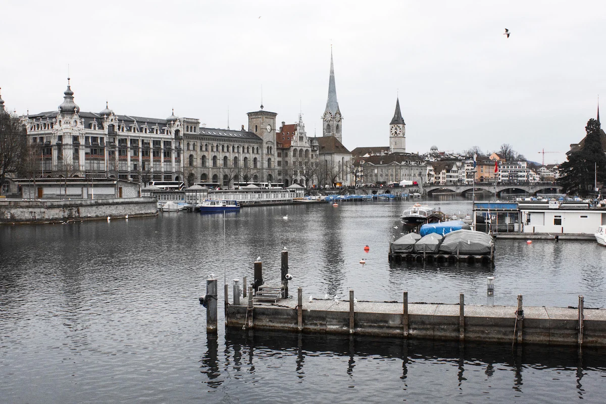 Vista del río Limmatquai con las iglesias St. Peter Kirche y Fraumunster a la izquierda