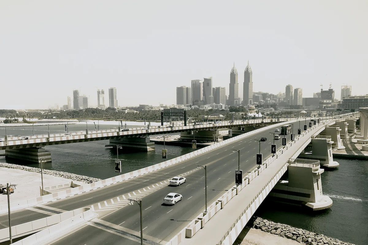 Vistas desde el monorail cruzando la isla Palm Jumeirah, Dubái
