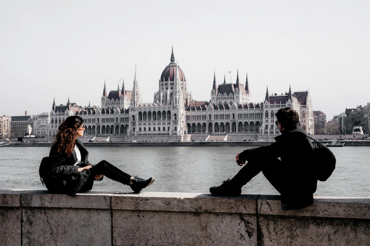Anna y Alex en las orillas de la ciudad de Buda, Budapest