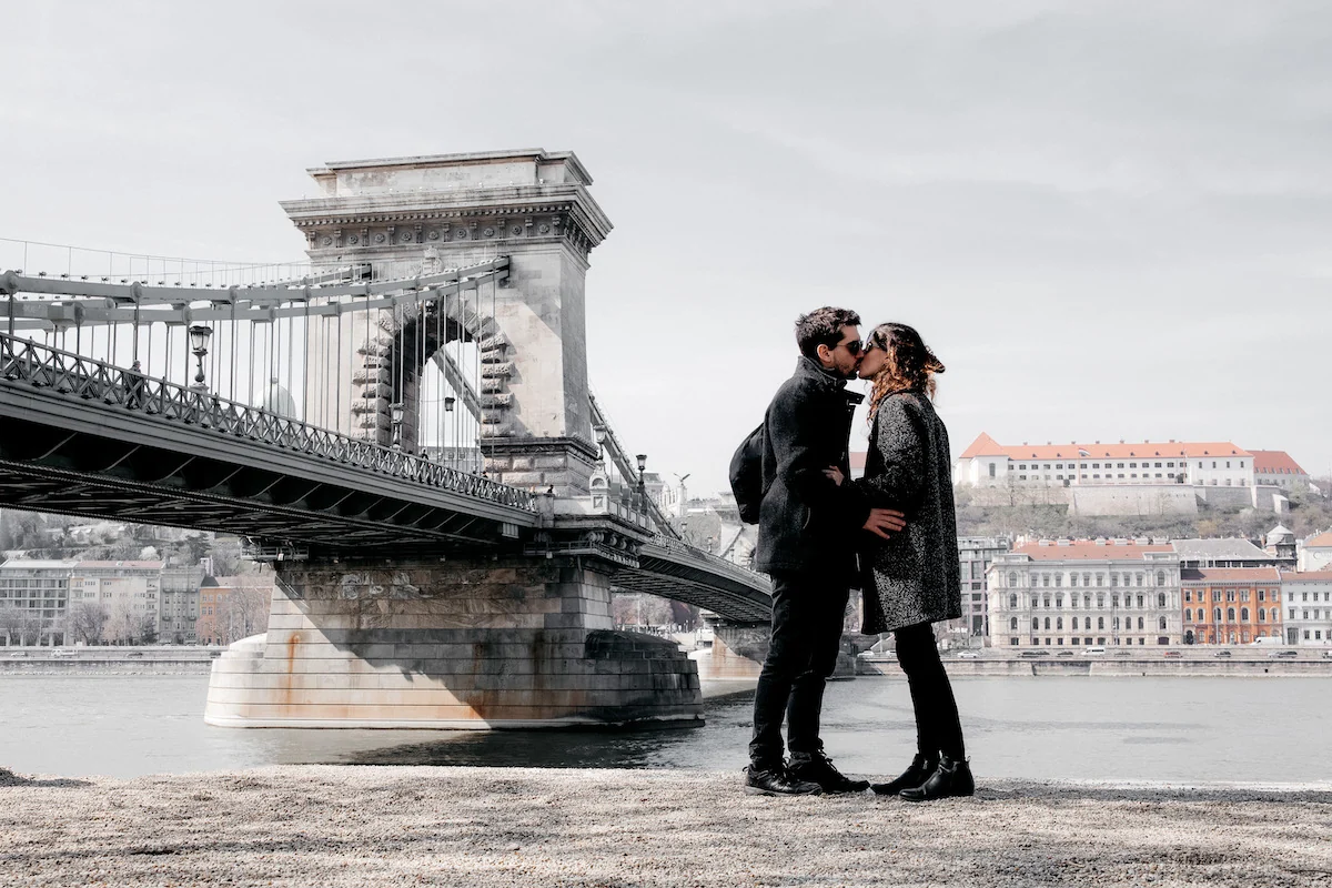 Anna y Alex con el puente de las cadenas de Budapest, Hungría
