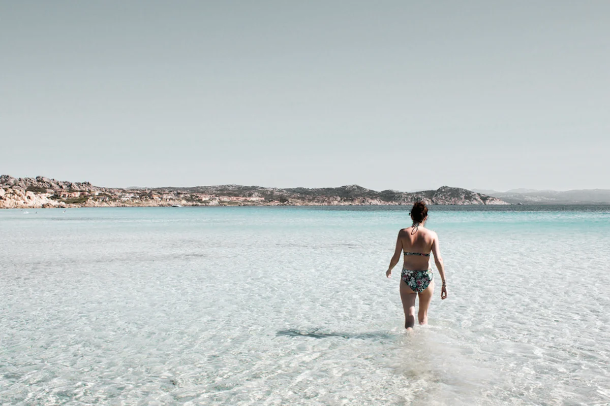 Anan en las aguas cristalinas de Spiaggia Rena di Ponente en Capo Testa, Cerdeña