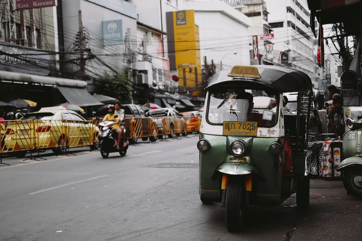 Tuk-tuk-en-Bangkok-Tailandia-Descubriendo-el-mundo-con-Anna