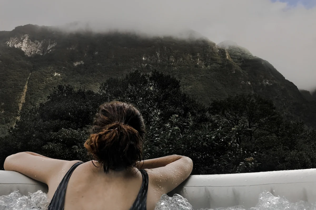 Anna en un yacuzzi en medio de la naturaleza entre montañas en el Norte de Madeira, Seixal