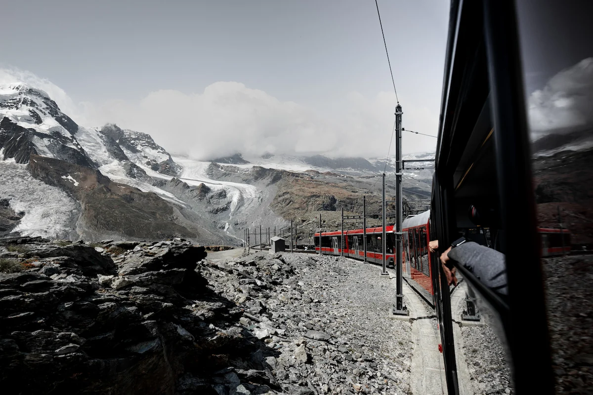 Tren cremallera de Zermatt a Gornergrat, una de las mejores excursiones en Suiza