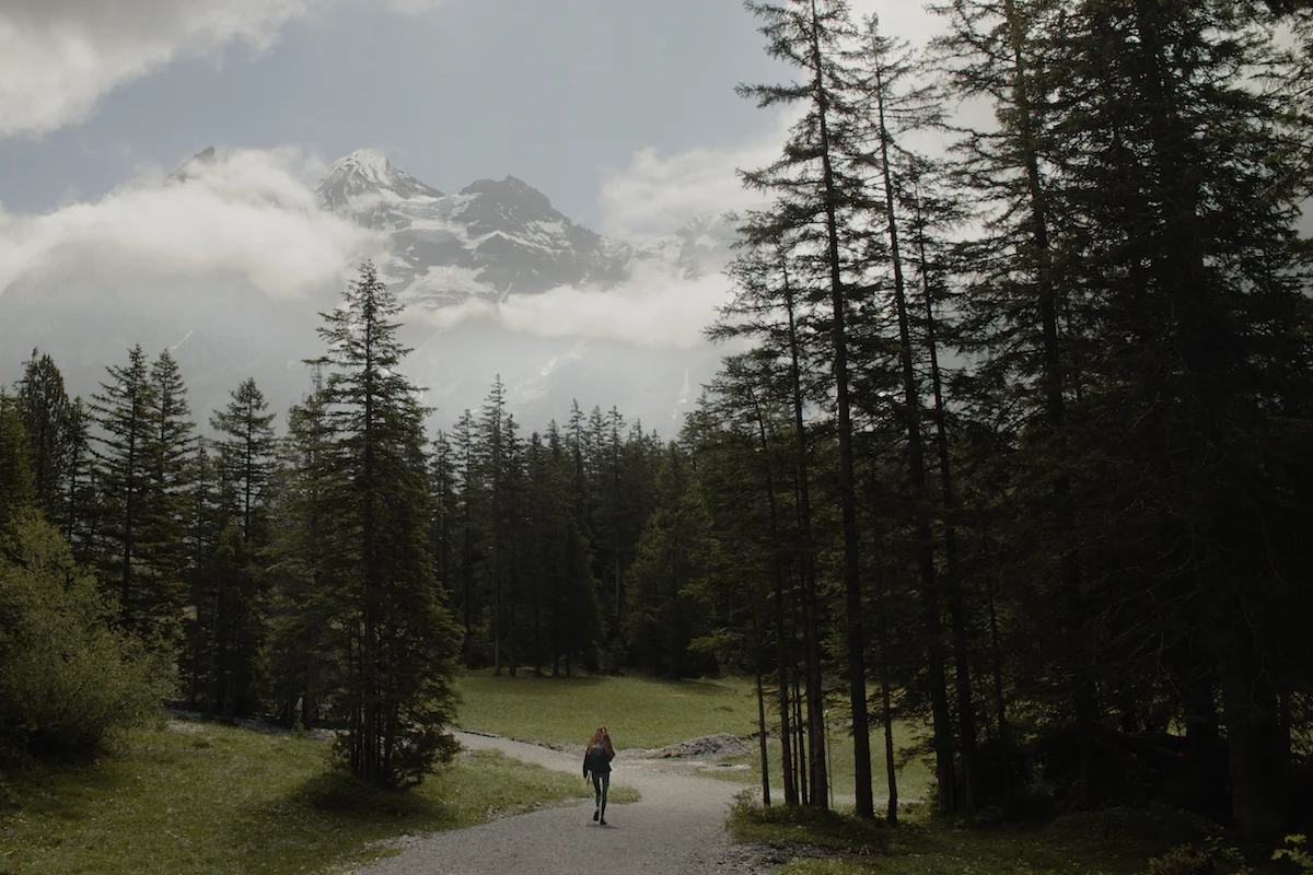 Anna andando por los Alpes de Suiza