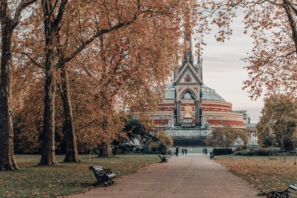 Albert Memorial y Albert Hall vistos desde Hyde Park en un día de primavera