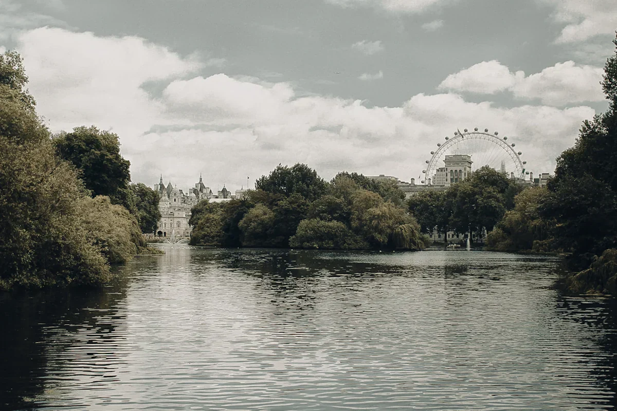 Vistas desde el puente de St. James's Park de Londres, junto al Buckingham Palace