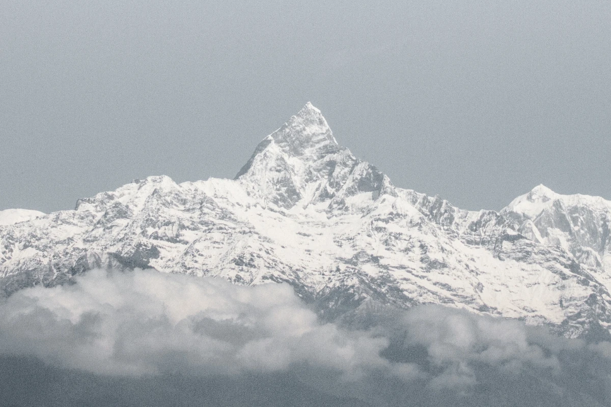 Montaña del Himalaya en Nepal sobresaliendo entre las nubes