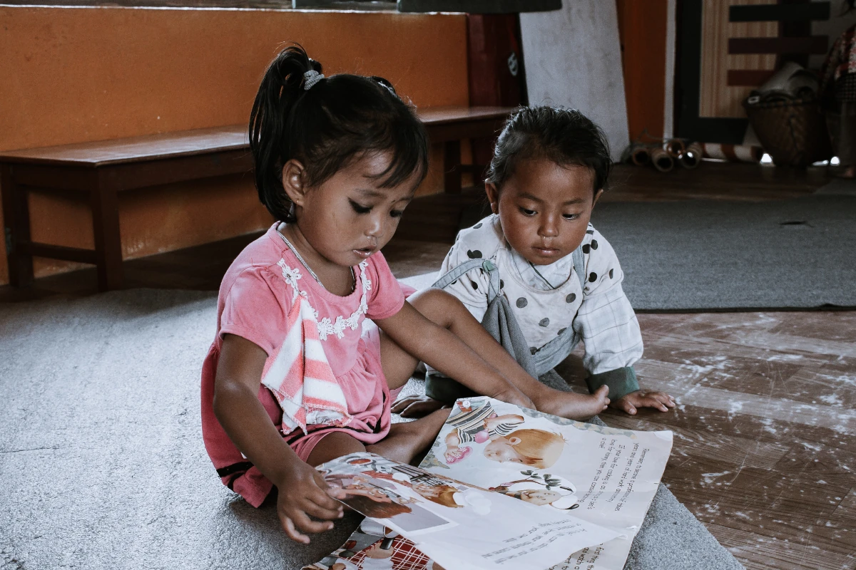 Niñas nepalíes leyendo en una escuela rural de Nepal
