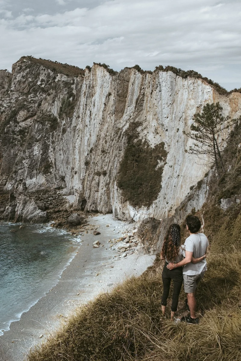 Acantilados verticales y mar turquesa en la Playa del Silencio, Asturias