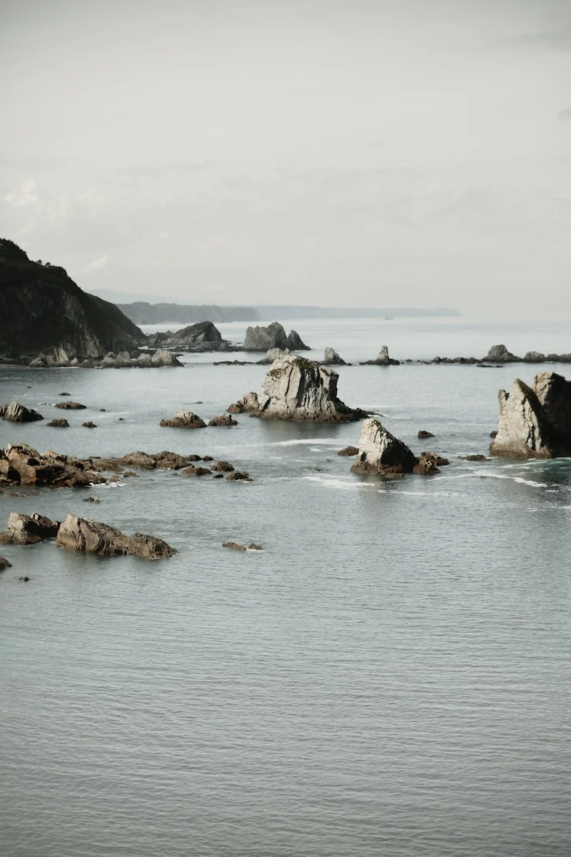 Rocas y costa abrupta en la Playa del Silencio, Asturias, al atardecer